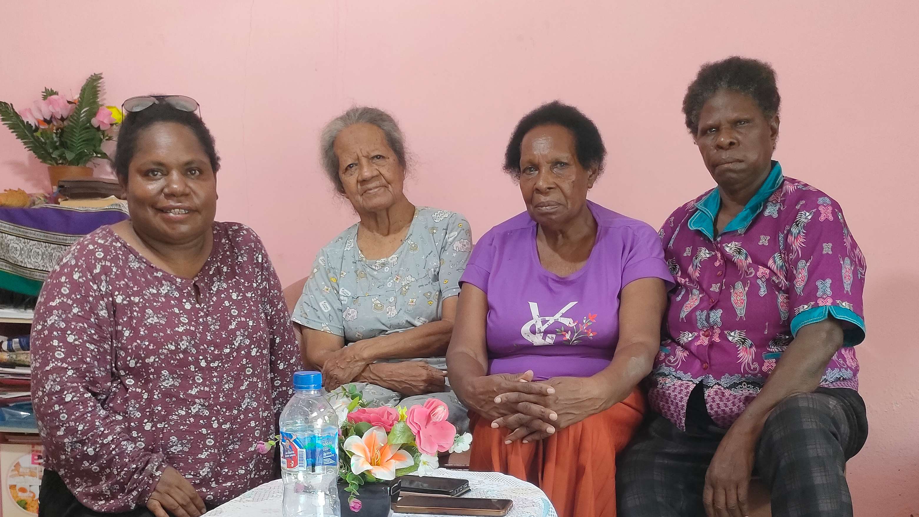Aktivis & tokoh perempuan Mimika saat konferensi pers di Sekretariat SPP, Jalan Kelapa II. Foto: Burhan/ Papua60detik