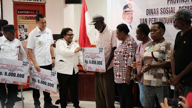 Ribka Haluk yang saat itu menjabat Pj Gubernur Papua Tengah serahkan bantuan tunai penanganan kemiskinan ekstrem kapada masyarakat di Kantor Pos Timika, Foto: Humas Pemprov Papua Tengah
