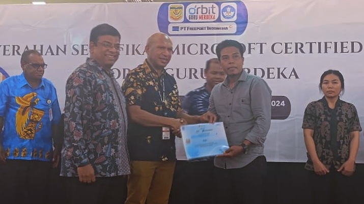 Penyerahan sertifikat pelatihan program orbit guru merdeka oleh Vice President Community Relations PTFI, Engel Enoch kepada salah satu peserta. Foto; Martha/ Papua60detik