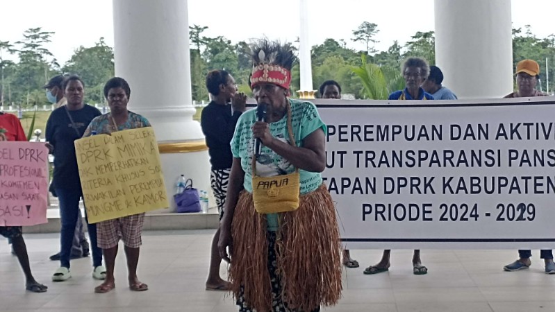 tokoh-aktivis-perempuan-mimika-unjuk-rasa-tuntut-pembatalan-sk-pansel-dprk