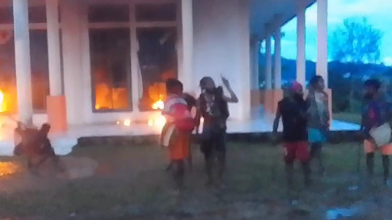 peringati-1-desember-opm-kodap-33-tambrauw-bakar-kantor-distrik