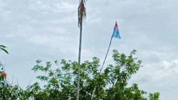 Kain bergambar Bintang Kejora yang dikibarkan di kawasan Timika Indah, Selasa (2/12/2024). Foto: Istimewa