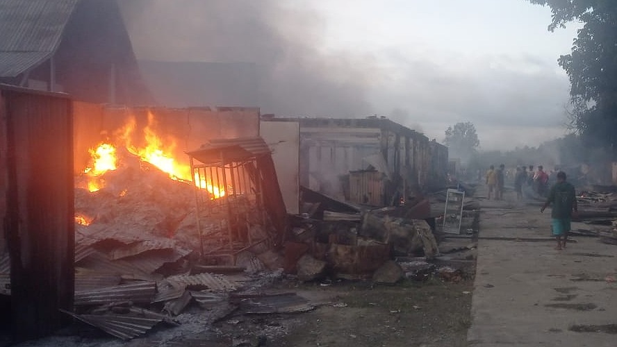 polisi-selidiki-penyebab-kebakaran-pasar-pharaa-sentani