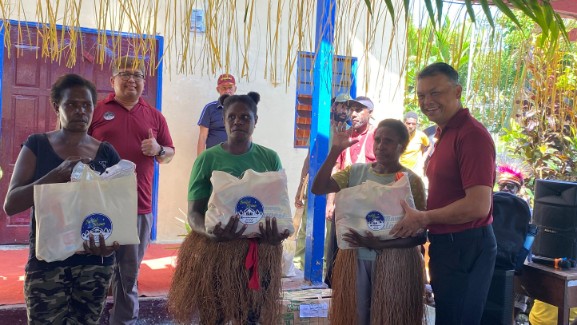 songsong-natal-pt-freeport-berbagi-kasih-dengan-122-kk-di-kampung-pigapu