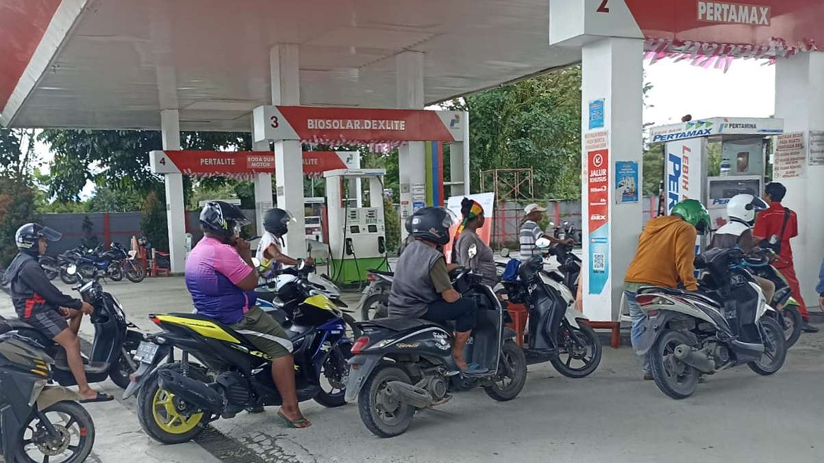 Pengendara saat mengantri BBM di salah satu SPBU Kota Timika. Foto; Martha/ Papua60detik