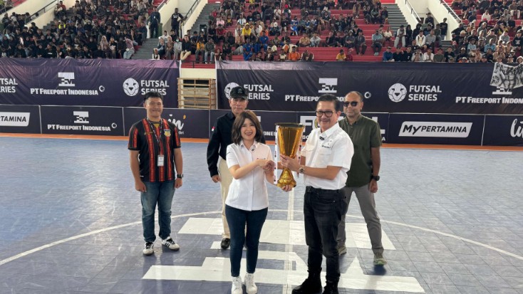 tony-wenas-serahkan-piala-freeport-futsal-series-2024
