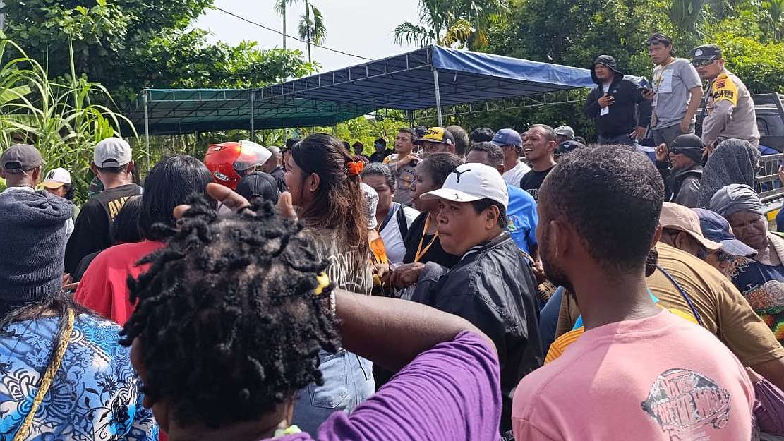 warga-minta-pencoblosan-di-tps-008-dingonarama-pakai-ktp-bukan-undangan