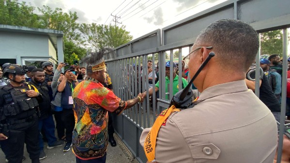 massa-datangi-pleno-rekapitulasi-minta-11-ribu-suara-kwamki-narama-dibungkus-ke-satu-paslon