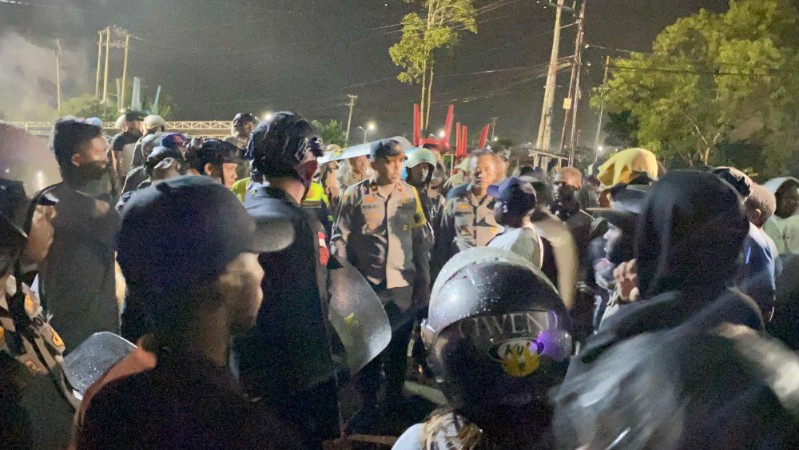 pleno-kpu-diwarnai-aksi-protes-kapolres-mimika-kita-persuasif