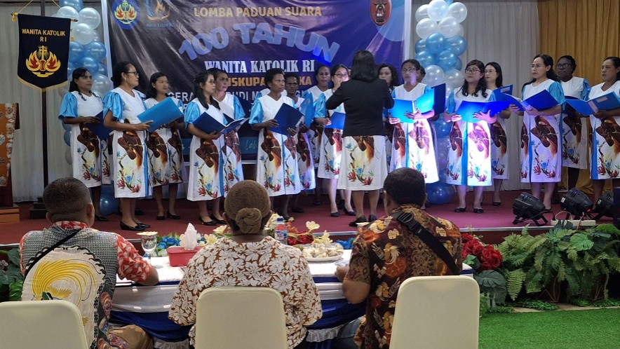 rayakan-usia-100-tahun-wkri-keuskupan-timika-lomba-paduan-suara-fashion-show