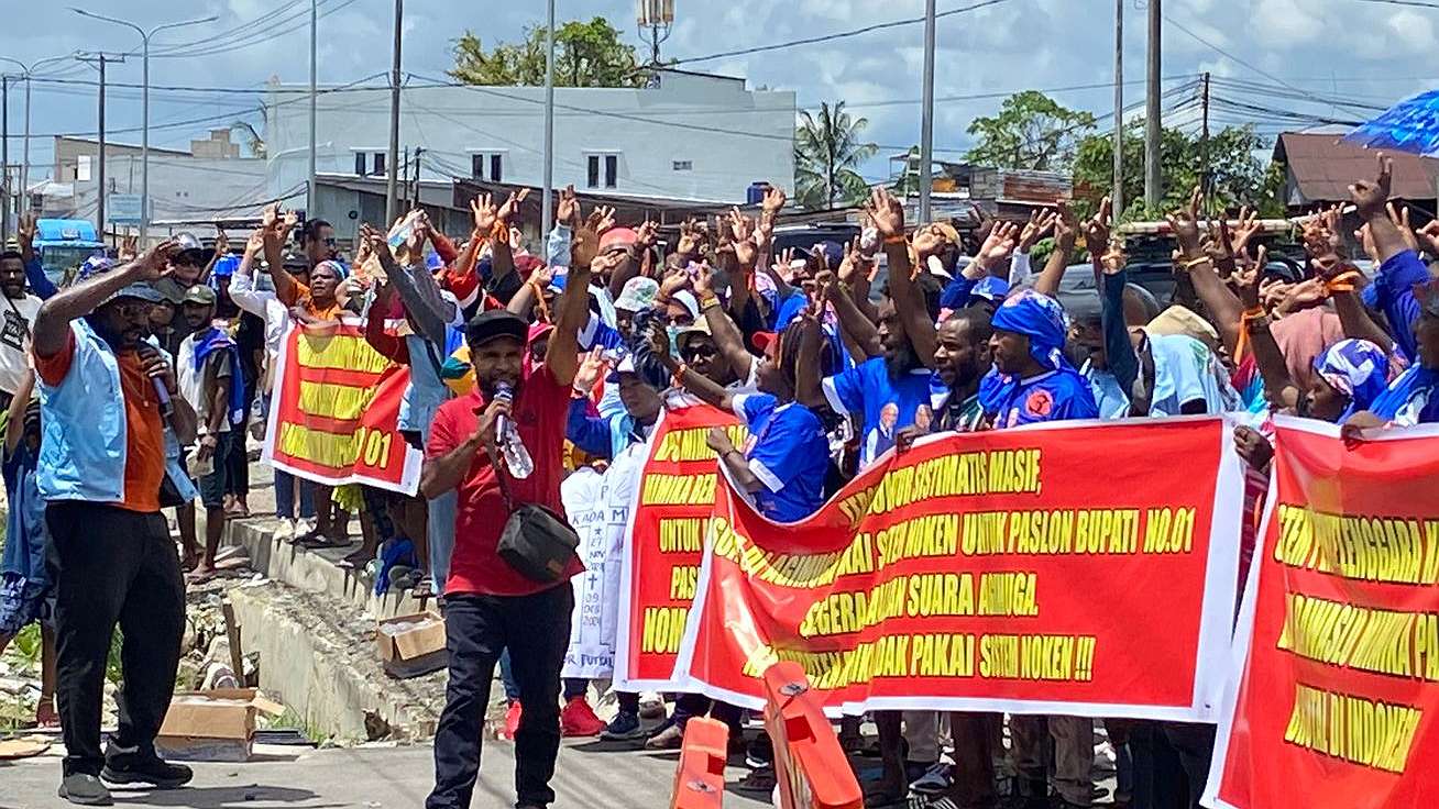 pendukung-aiye-datangi-kantor-kpu-tuntut-kembalikan-suara-hilang