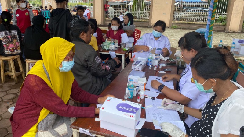 Pemeriksaan gratis tim dokter Aksi Natal Kota Timika oleh Yayasan Mawar Sharon Peduli (MSP) di halaman Gedung Eme Neme Yauware, Rabu (11/12/2024). Foto: Faris/ Papua60detik