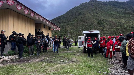 Proses evaluasi jenazah Topan oleh tim Satgas ODC-2024 bersama tenaga kesehatan Kabupaten Puncak Jaya. Foto: Humas Polda Papua