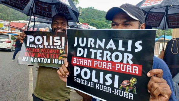 jurnalis-desak-polda-papua-ungkap-kasus-pelemparan-bom-molotov-di-kantor-redaksi-jubi