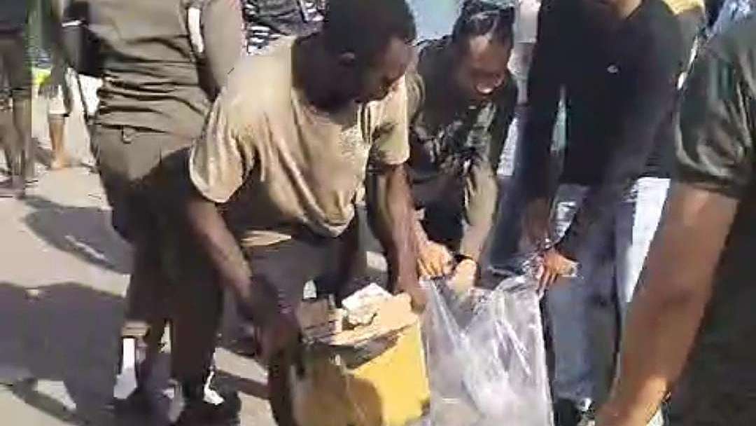 razia-jelang-nataru-aparat-sita-puluhan-liter-miras-penumpang-km-tatamailau