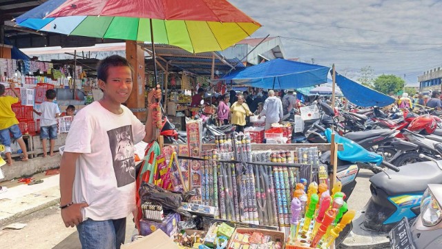Aril manfaatkan hari libur jual petasan di Pasar sentral. Foto; Martha/ Papua60detik