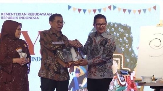 Presiden Direktur PTFI Tony Wenas menyerahkan cinderamata karya seni Kamoro kepada Menteri Kebudayaan Fadli Zon pada Festival Noken Tanah Papua 2024 di Jakarta Foto: Corcom PTFI
