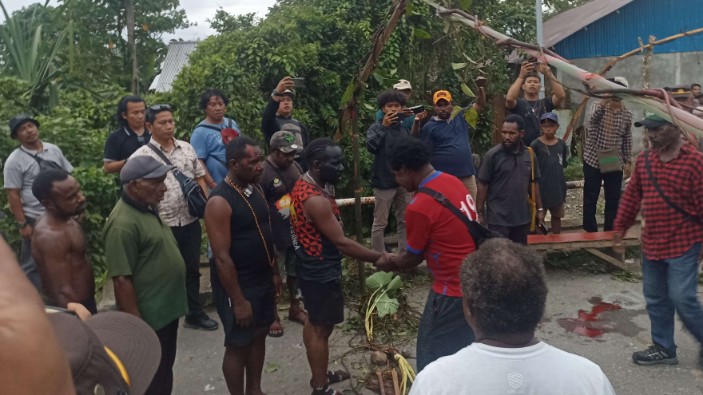 Prosesi adat perdamaian antar dua kubu di Jalan C Heatubun Timika, Sabtu (28/12/2024). Foto: Eka/ Papua60detik