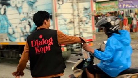 Dialog Kopi membagumikan kopi gratis dari pelanggan kepada warga yang melintas, Foto: Istimewa