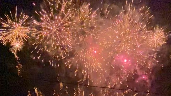 kembang api malam pergantian tahun 2024-2025 di Timika. Foto: Faris/ Papua60detik