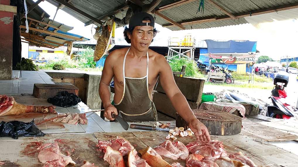 Lapak penjual daging babi di pasar sepi, Foto; Martha/ Papua60detik