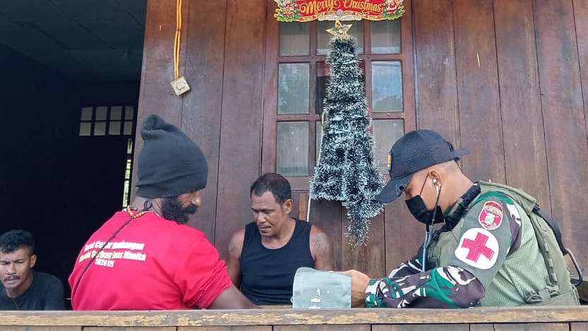 satgas-awang-long-bantu-layani-kesehatan-warga-nayaro