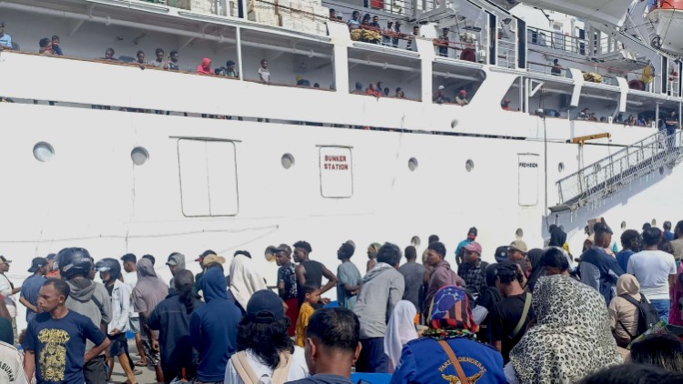 arus-balik-ditaksir-2300-orang-turun-di-pelabuhan-pomako