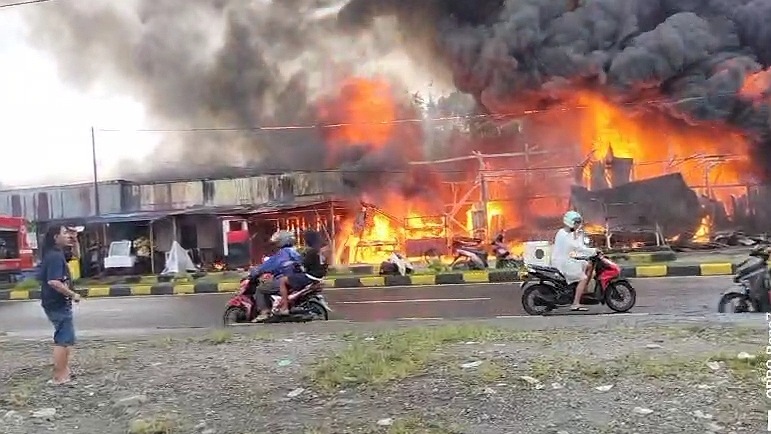 sejumlah-warung-dan-kios-terbakar-di-depan-lapangan-jayanti-timika