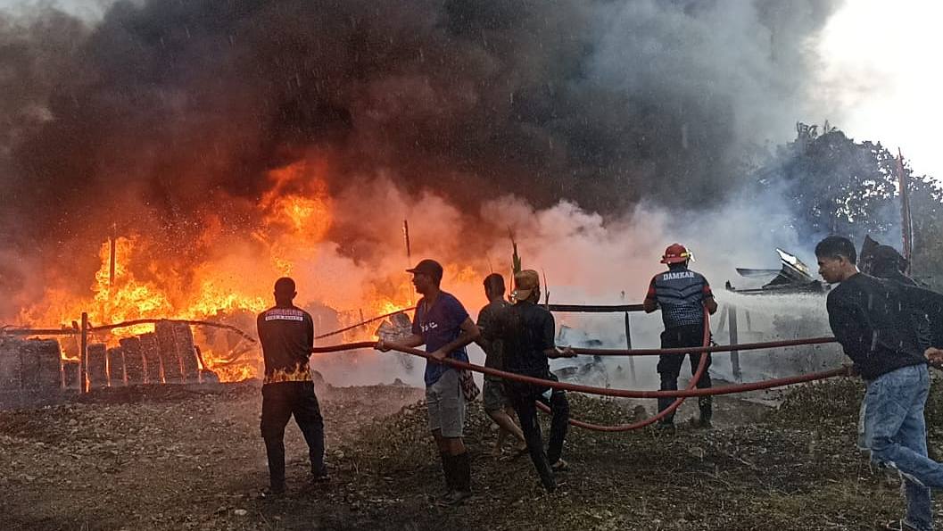 Petugas damkar berupaya memadamkan kebakaran di Jalan Sadan Swakarsa Gang Terate SP1 Kamoro Jaya,. Foto: Eka /Papua60detik