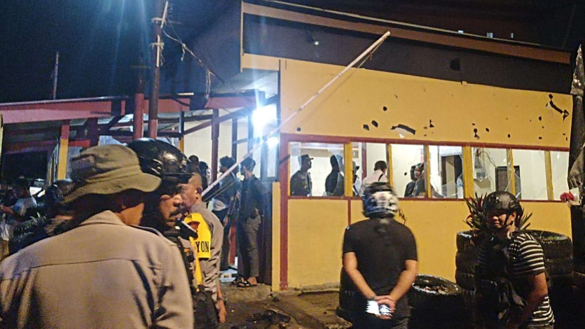 Pos Brimob Gorong-gorong Timika usai diserang warga pada Senin (13/1/2025) malam. Fto: Eka/ Papua60detik