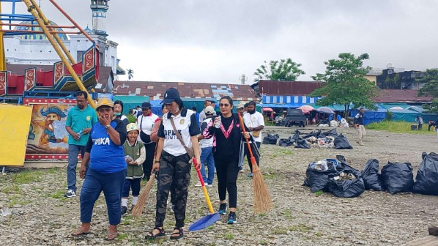 sampah-menumpuk-pegawai-pemkab-turun-kerja-bakti