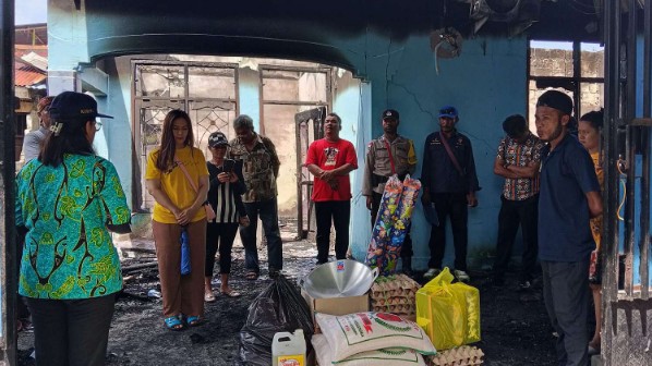 dinsos-mimika-salurkan-bantuan-ke-korban-kebakaran