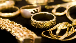 tak-sadar-perhiasannya-digasak-maling-wanita-ini-didatangi-polisi