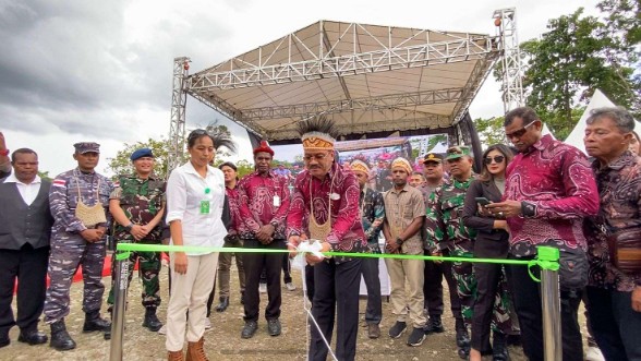 Pemotongan pita  Groundbreaking Capex pembangunan pabrik semen dan keramik PT Honay Ajkwa Lorentz (HAL) bersama PT Tambang Mineral Papua (TMP) di Timika. Foto: Faris/ Papu60detik