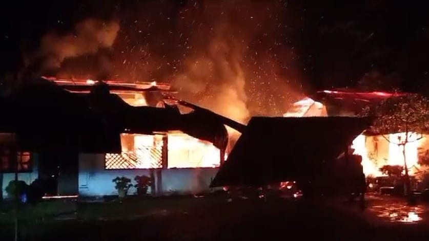 dua-bangunan-di-kampung-mulia-kencana-hangus-terbakar