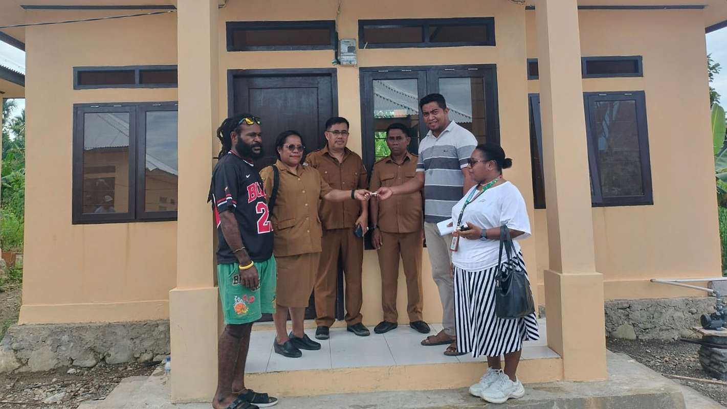 Pemkab Mimika melalui Dinas Perumahan, Kawasan Permukiman, dan Pertanahan saat serah terima kunci RLH dengan penerima manfaat. Foto; Martha/Papua60detik