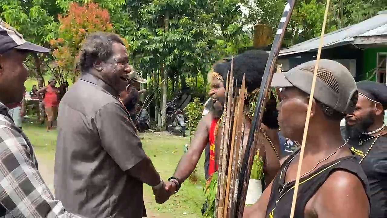 anggota-dprd-sasiel-abugau-mediasi-perdamaian-dua-kubu-warga-di-jalan-baru