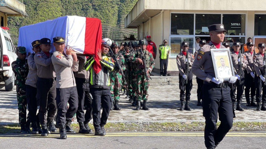 jenazah-bripka-ronald-m-enok-diterbangkan-ke-jayapura