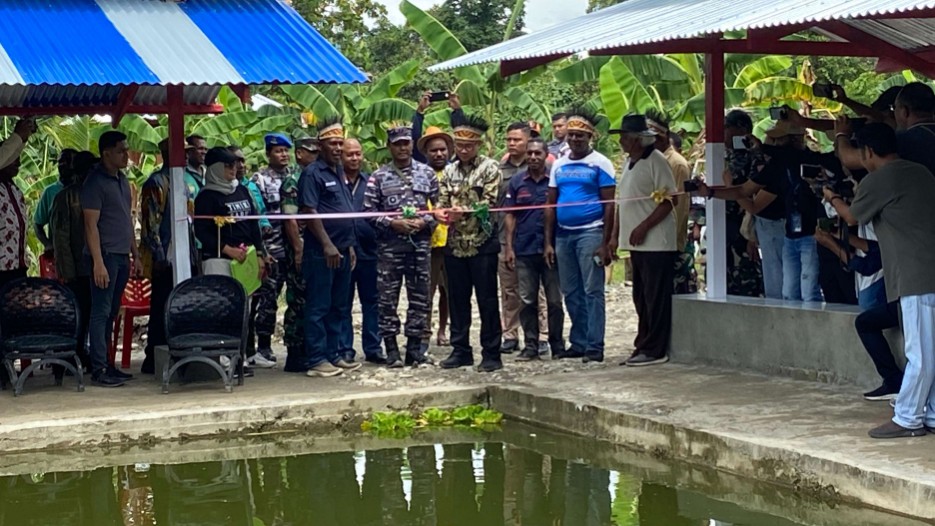 Pj Bupati Mimika, Yonathan Demme Tangdilintin resmikan kolam wisata pemancingan di Kampung Nawaripi, Jumat (24/1/2025). Foto: Faris/ Papua60detik