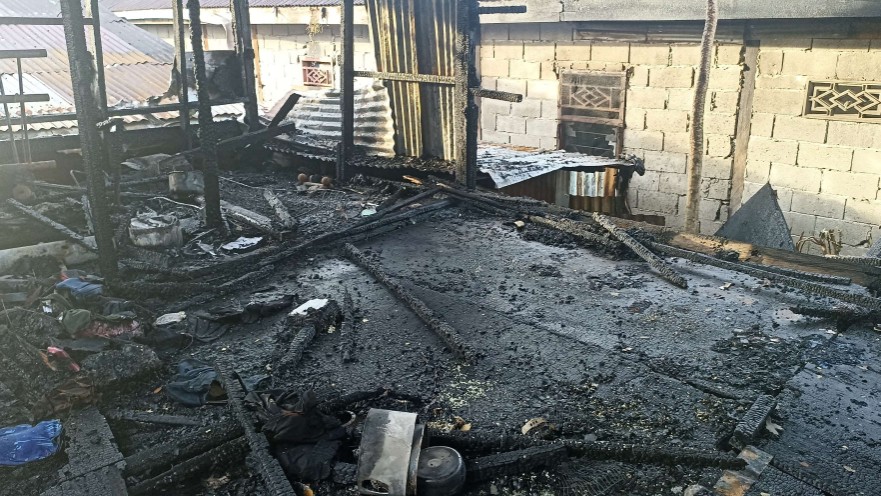 Petakan semi permanen hangus terbakar di Jalan Bhayangkara, Kelurahan Koperapoka Jalur IV Timika hangus terbakar Jumat (24/1/2025) sekitar pukul 15.00 WIT. Foto: Eka/ Papua60detik