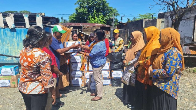 komunitas-belajar-ix-tambelo-serahkan-bantuan-ke-korban-kebakaran-nawaripi