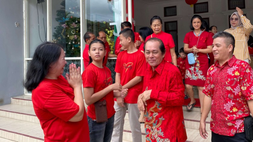 Ketua PSMTI Kabupaten Mimika, Rusli Gunawan bersama keluarga dalam perayaan imblek 2025, Foto: Faris/ Papua60detik
