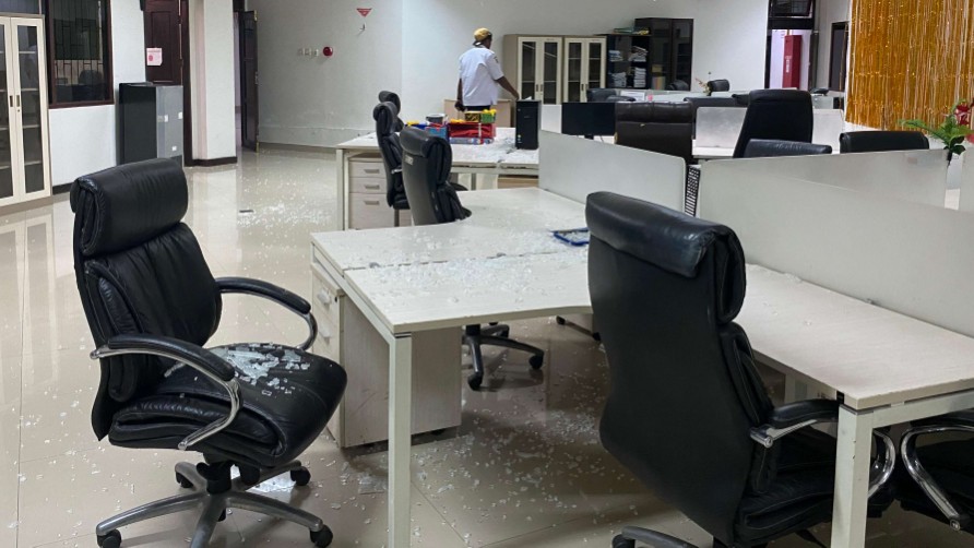 Kaca meja kantor DPRD dipecahkan oleh pegawai, Foto: Faris/ Papua60detik