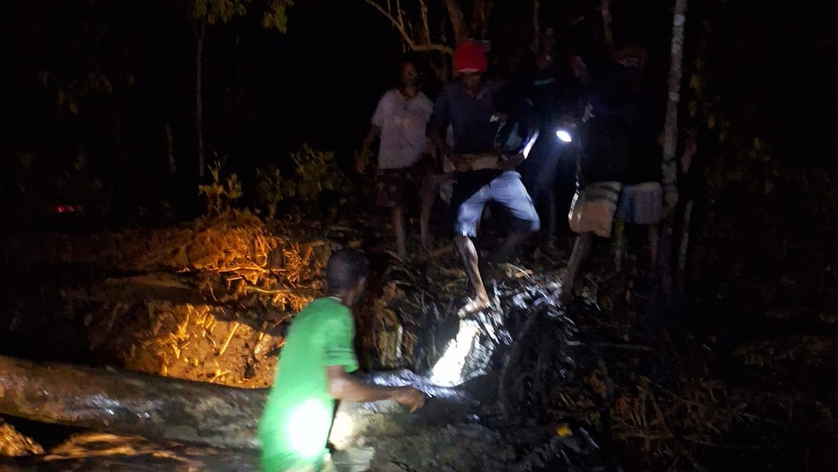 SAR Timika Pos Asmat evakuasi penumpang speed boat di perairan Unir Asmat, Papua Selatan, Senin (3/2/2025) malam. Foto: Humas SAR Timika