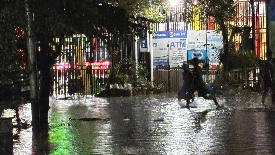 curah-hujan-ekstrem-guyur-kota-jayapura-waga-diminta-waspada