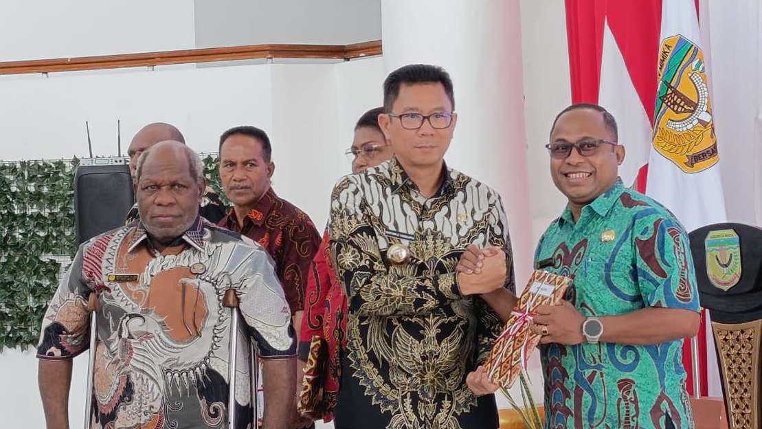 Penyerahan DPA secara simbolis kepada perwakilan OPD. Foto; Martha/ Papua60detik