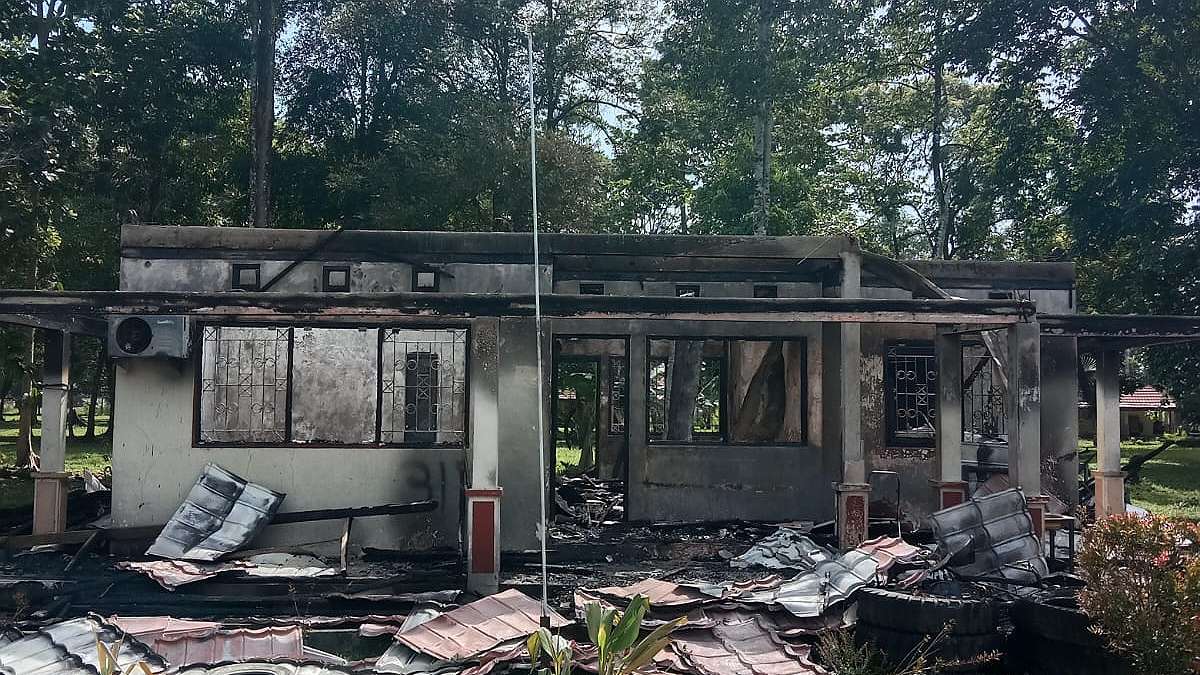 pos-jaga-sentra-pendidikan-mimika-terbakar