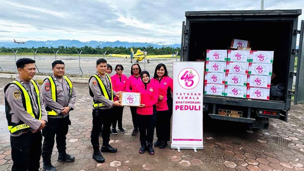 polres-dan-bhayangkari-mimika-salurkan-bantuan-korban-kerusuhan-di-puncak-jaya