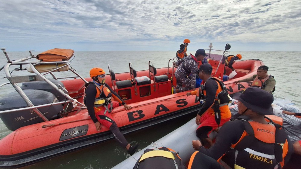 perahu-fiber-tenggelam-empat-penumpangnya-diselamatkan-warga