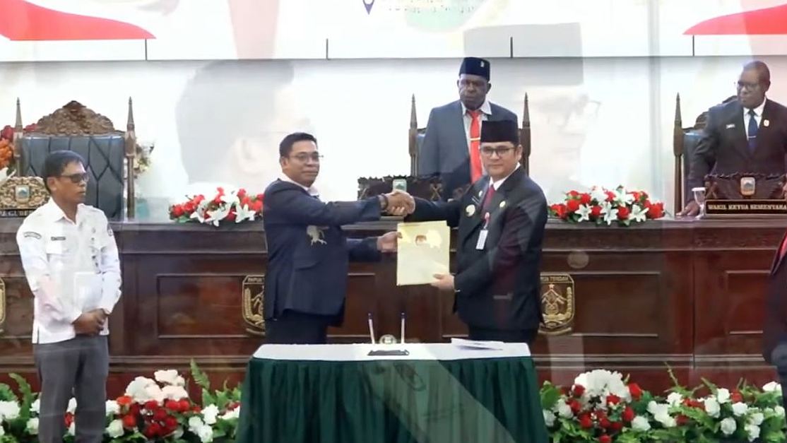 Penyerahan berita acara penetapan Gubernur dan wakil gubernur terpilih 2025-2030, Foto: YouTube Pemprov Papua Tengah